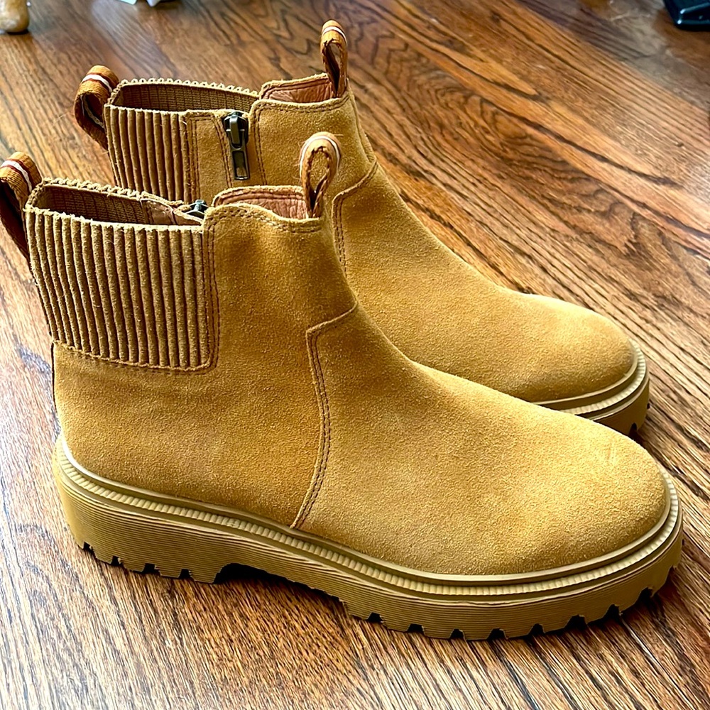 NWOT tan suede bootie